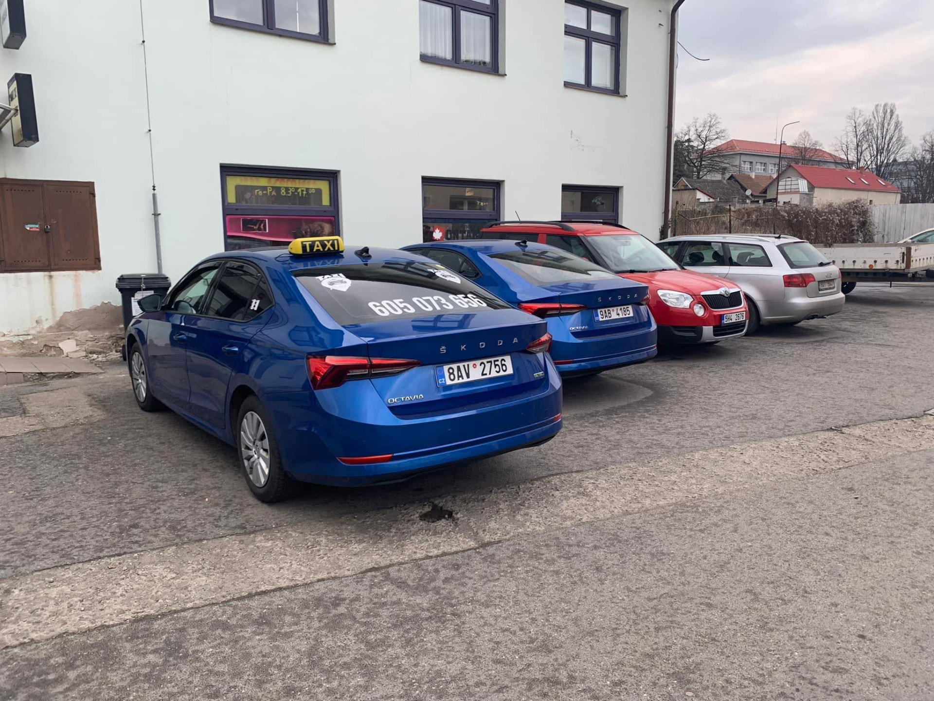 Modré vozy Škoda Octavia Taxi MiJa zezadu