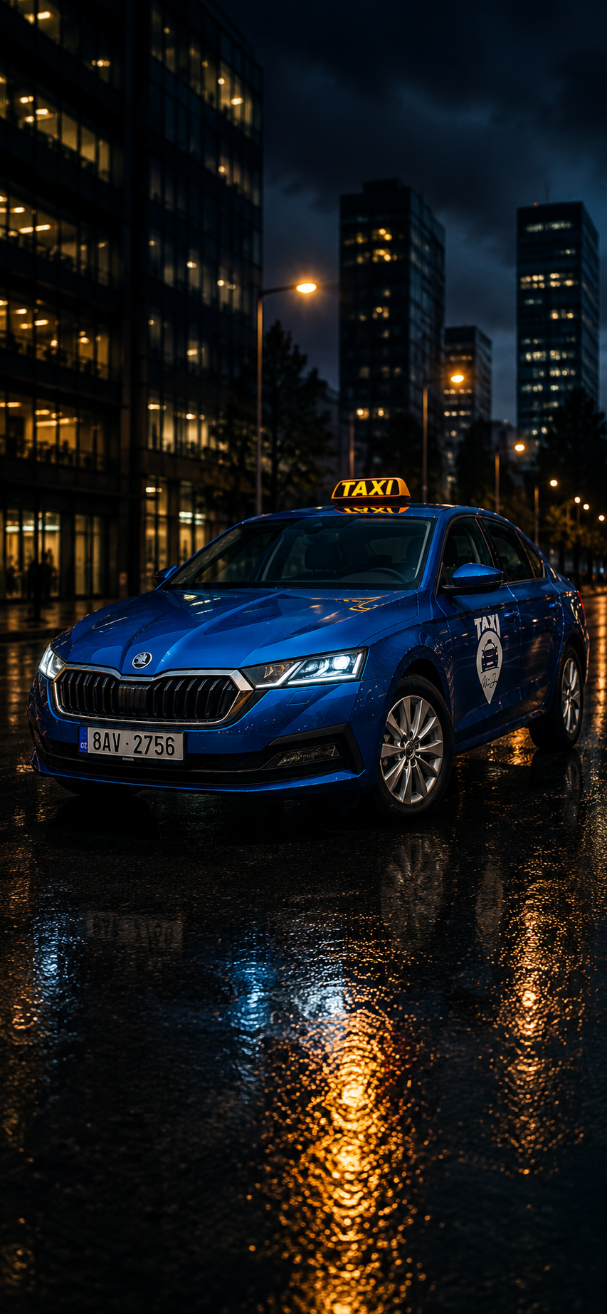 Modré taxi Taxi MiJa se žlutou taxi lampou v nočním městě